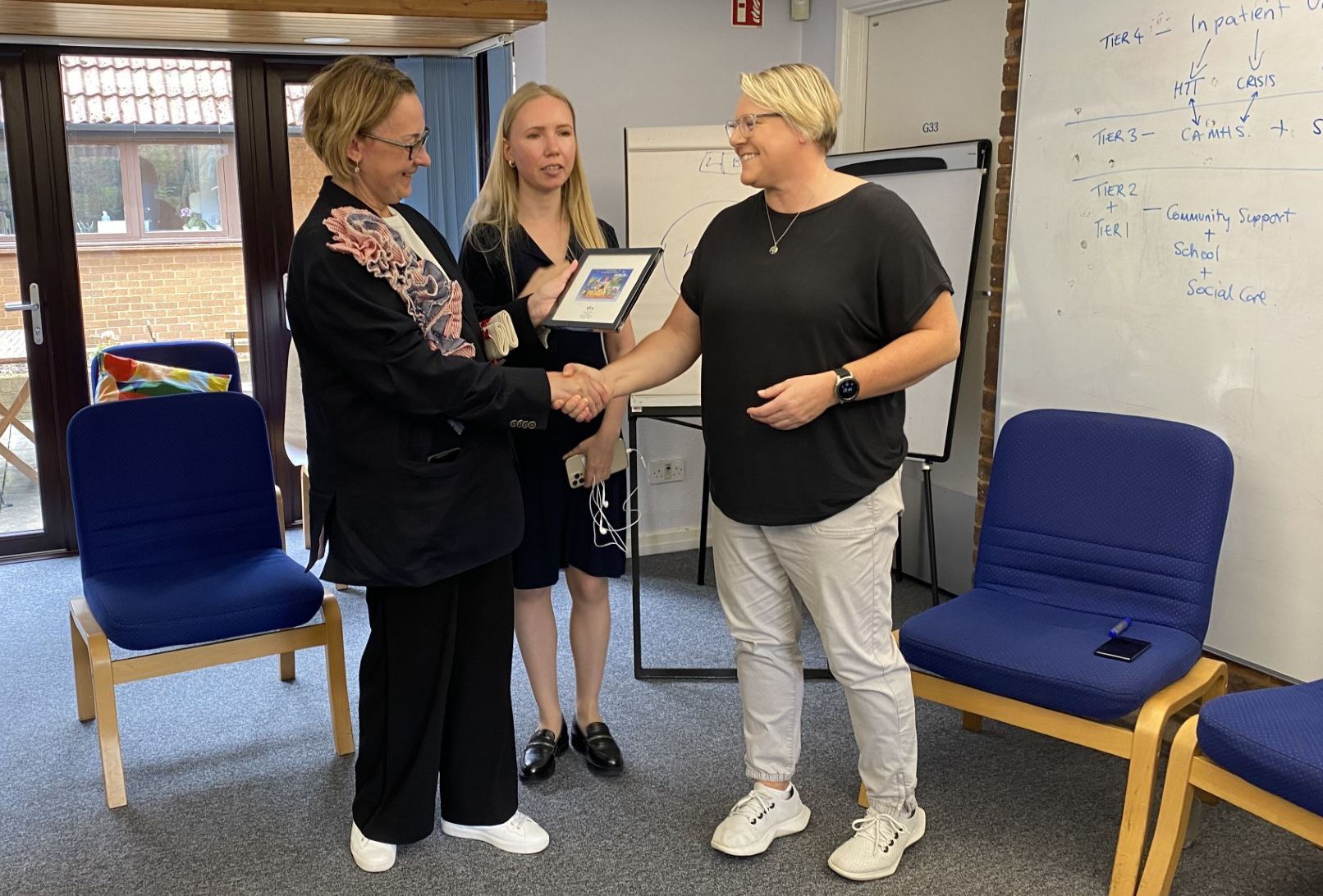 Fiona Stockley shaking hands with Oksana Zbitneva